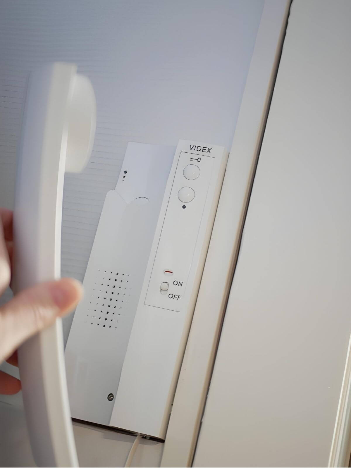 Elektriker monterer porttelefon p&aring; N&oslash;rrebro